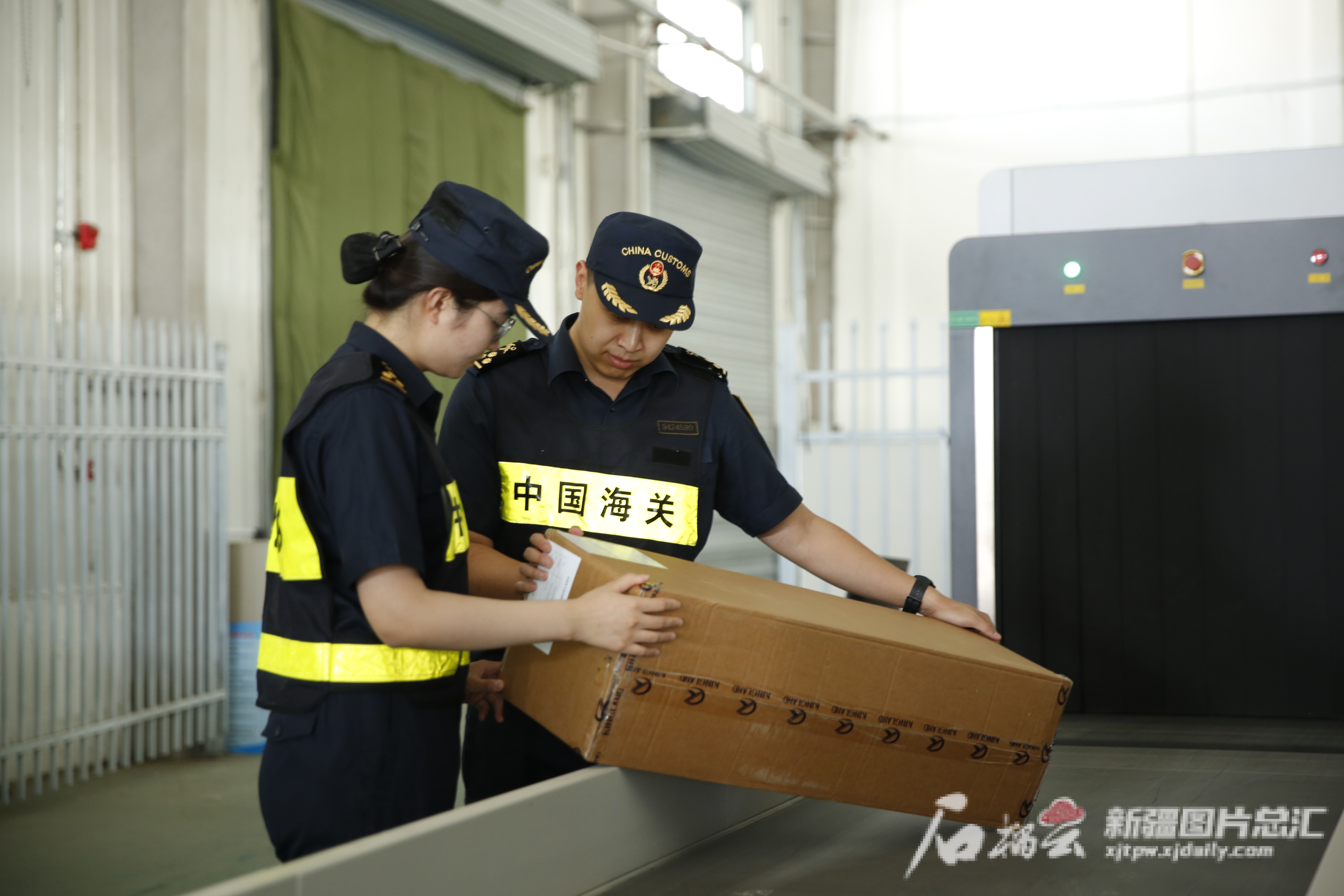 九游会前8个月阿拉山口口岸铁路公路进出口货运量同比增长204%(图1)