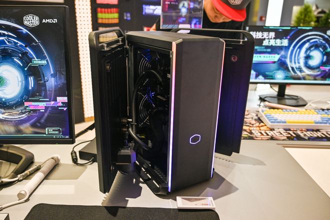 AG九游会酷冷至尊举办新品发布会：机电散也有黑科技3万鞋子你买不买？(图3)